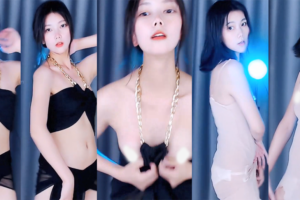 会员免费福利【CC丨小雪糕】土豪群定制骚舞大尺度 露双葡 （2V/ 4分16）不定时删除